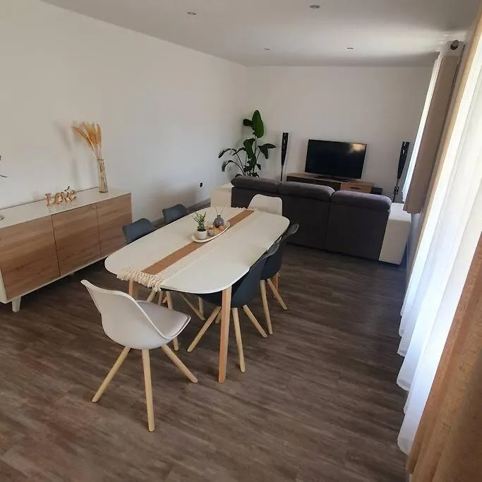 Joli Haut De Villa 3 Chambres Climatise Avec Jacuzzi Marignane 0*,  France