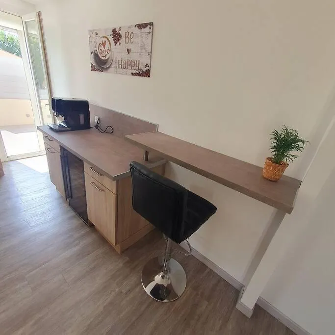 Joli Haut De Villa 3 Chambres Climatise Avec Jacuzzi Marignane 0*,