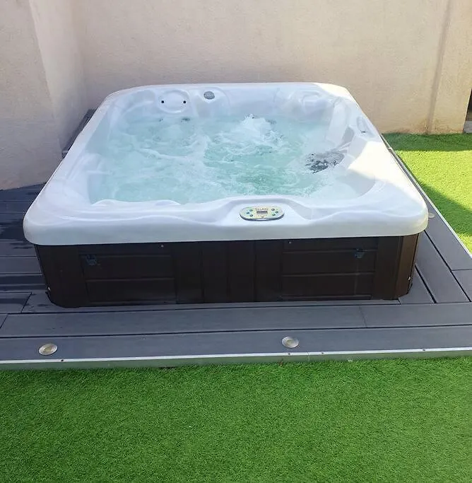 Holiday home Joli Haut De Villa 3 Chambres Climatise Avec Jacuzzi Marignane